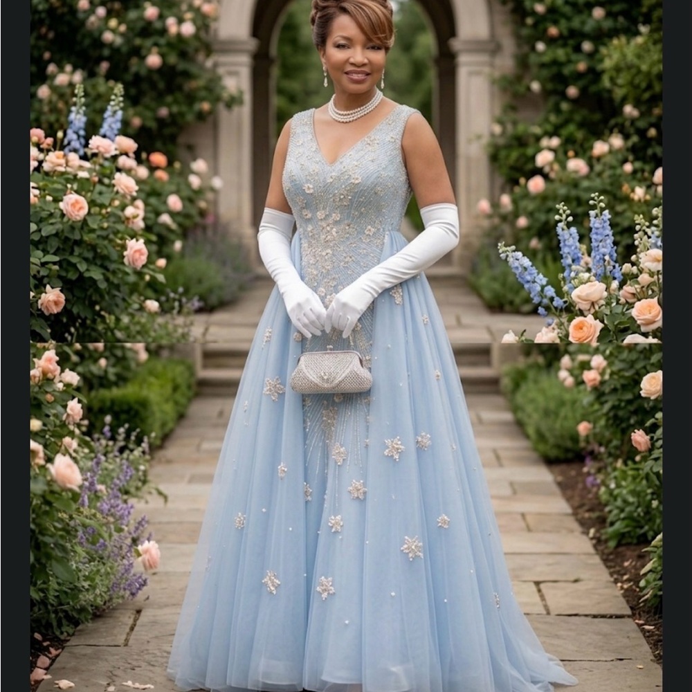 Elegant Light Blue Evening Gown with Embellished Appliqués Size L (12/14)